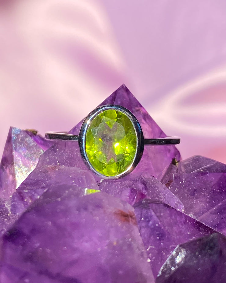 Faceted Oval Peridot 925 Sterling Silver Ring | Unique Jewelry